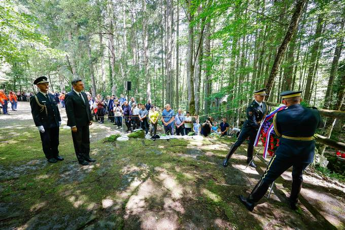 Predsednik republike se je udeleil spominske slovesnosti v Koevskem Rogu in poloil venec k spomeniku rtvam NOB v gozdu Smreje pri Turjaku